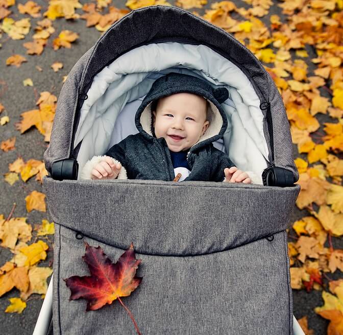 spacer z małym dzieckiem w wózku jesienią