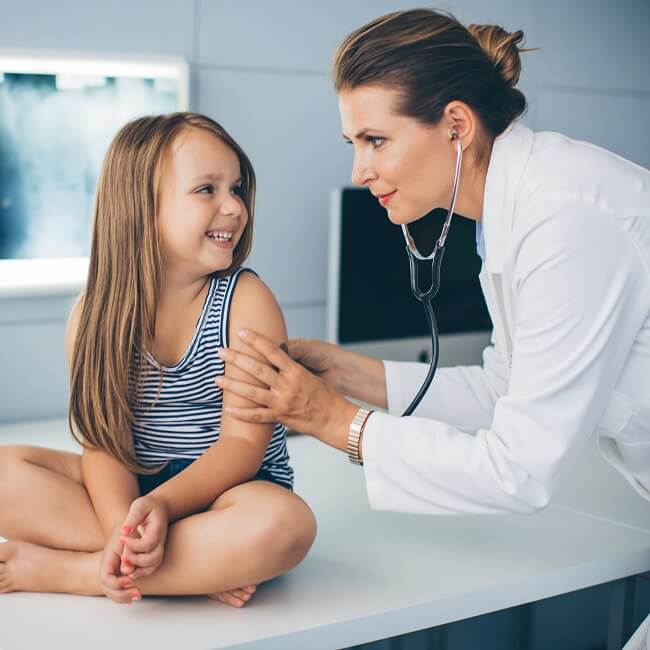 dziecko na wizycie lekarskiej u pediatry