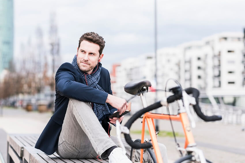 młody mężczyzna jeździ na rowerze po mieście - PZU Zdrowie