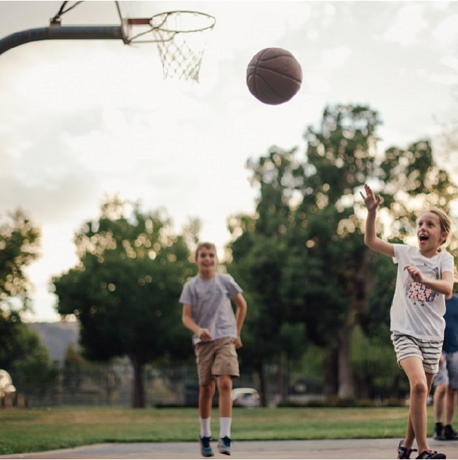 dzieci grające w koszykówkę