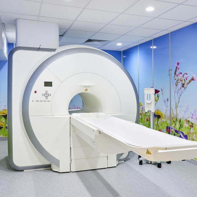 Środek kontrastowy – czym jest, jak działa i jak się przygotować do rezonansu i tomografii z kontrastem