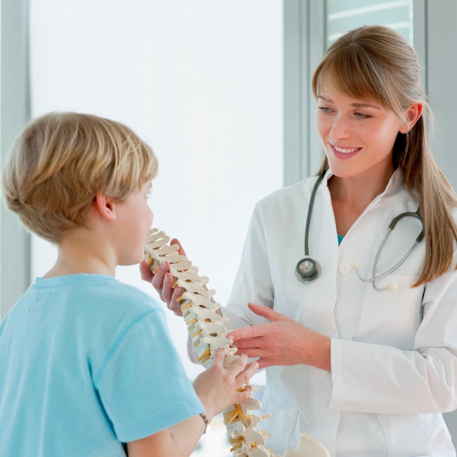 Kifoza czynnościowa u dzieci – jak rozpoznać, fizjoterapia, ćwiczenia w domu