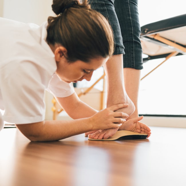 Płaskostopie – jakie ćwiczenia wykonywać? Dobór obuwia przy płaskostopiu