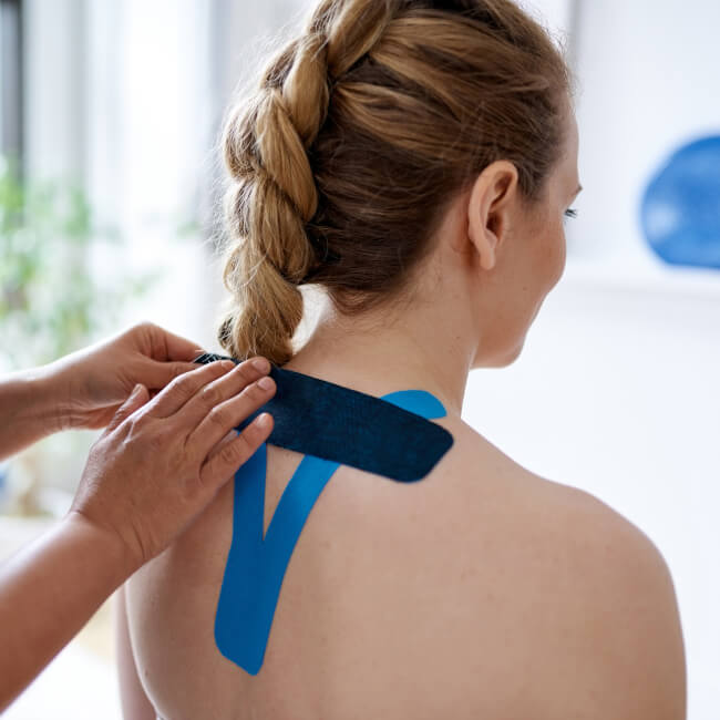 Kinesiotaping: co to jest, jak działa i kiedy pomaga? Techniki, efekty i przeciwwskazania