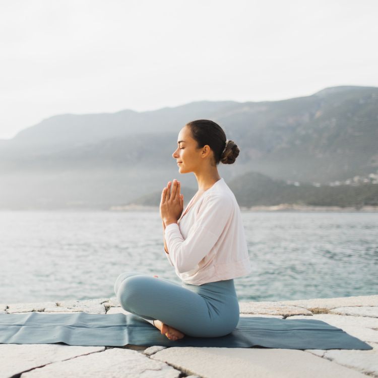 Sesja jogi i oddechu w plenerze, element praktyki wspierającej układ trawienny.