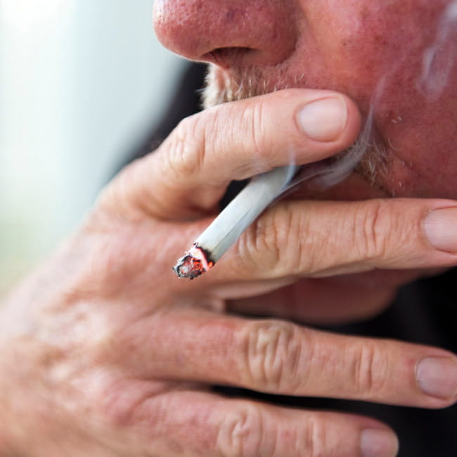 Kaszel palacza – objawy, ile trwa i jak się go pozbyć