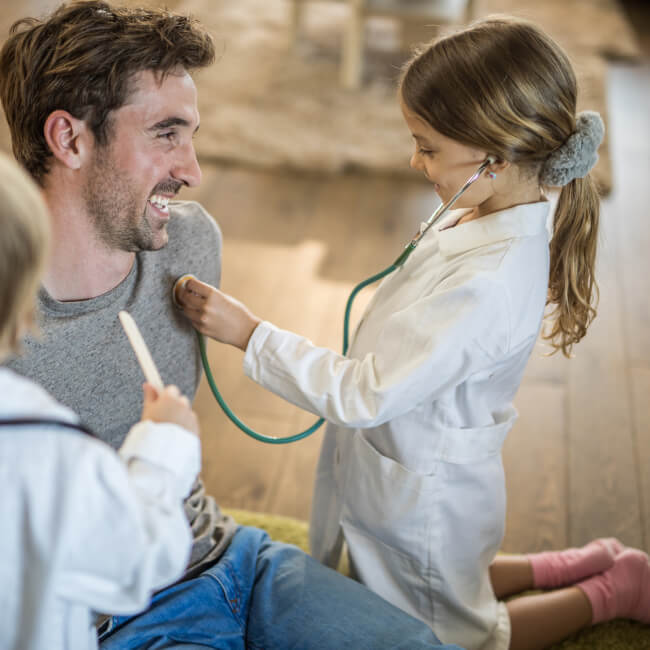 rodzic z dzieckiem bawiący się w lekarza